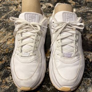 men’s Nike Airmax solid white lace up sneakers size 11